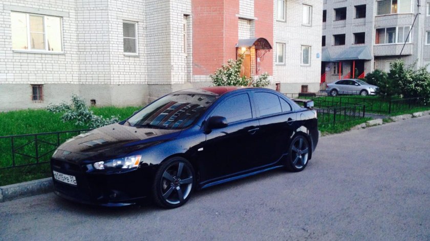 Мицубиси Лансер 10 черная тонированная