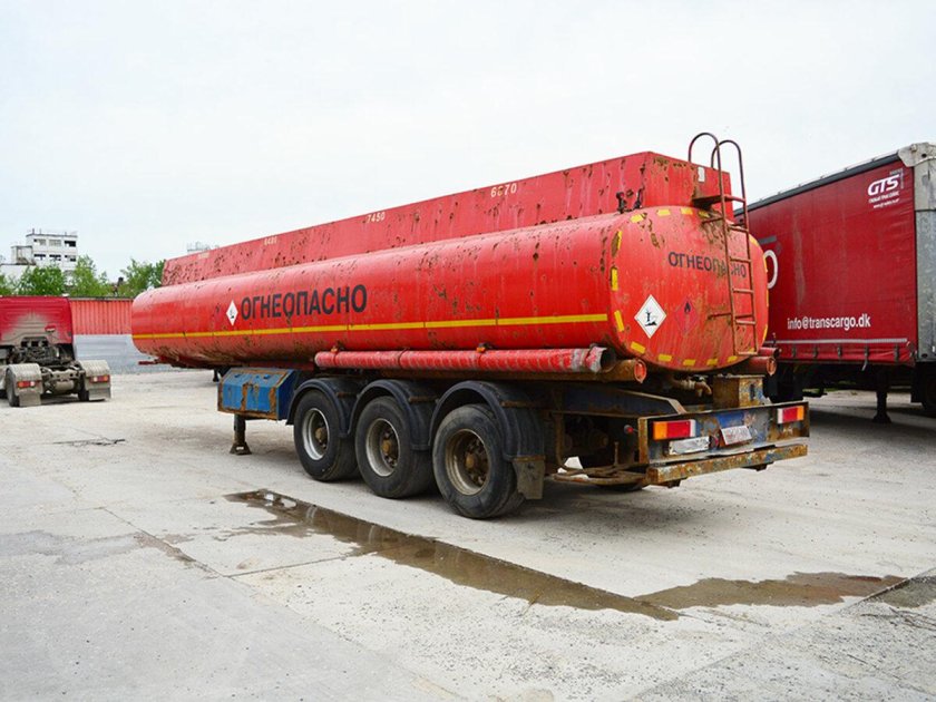 Топливозаправщик под тентом