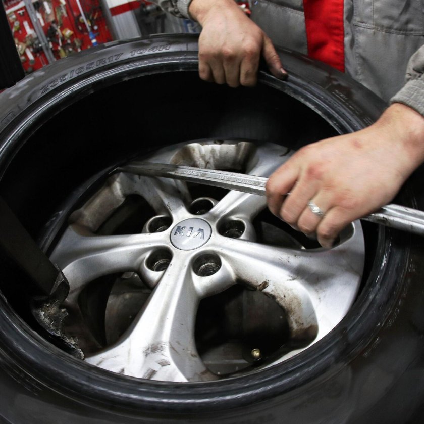 Как снять шину с колеса