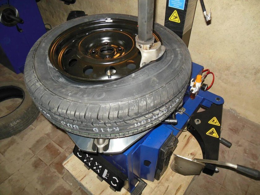 Разбортировка колеса станок шиномонтажный