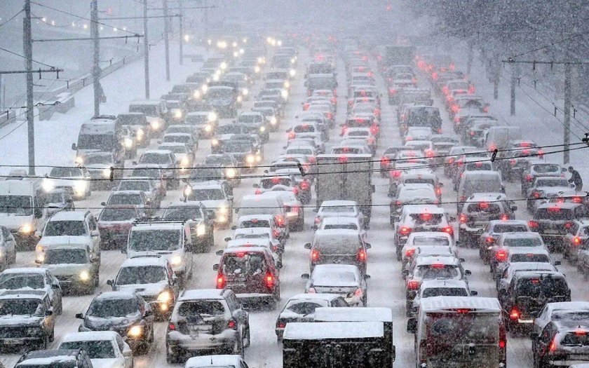 Затор на дороге зимой