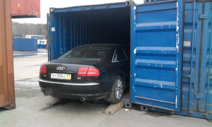 Легковое авто в контейнере