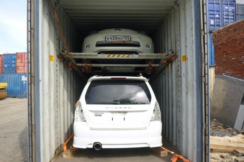 Погрузка в морской контейнер Mercedes-Benz Sprinter 2500/3500