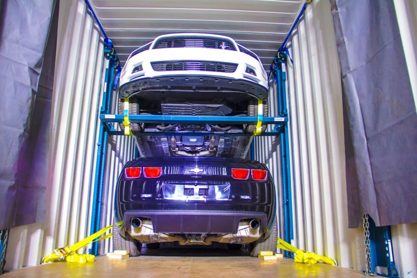 Автомобиль в контейнере