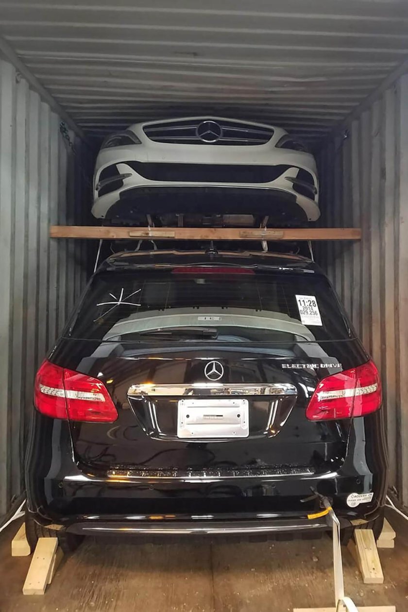 Машина в контейнере