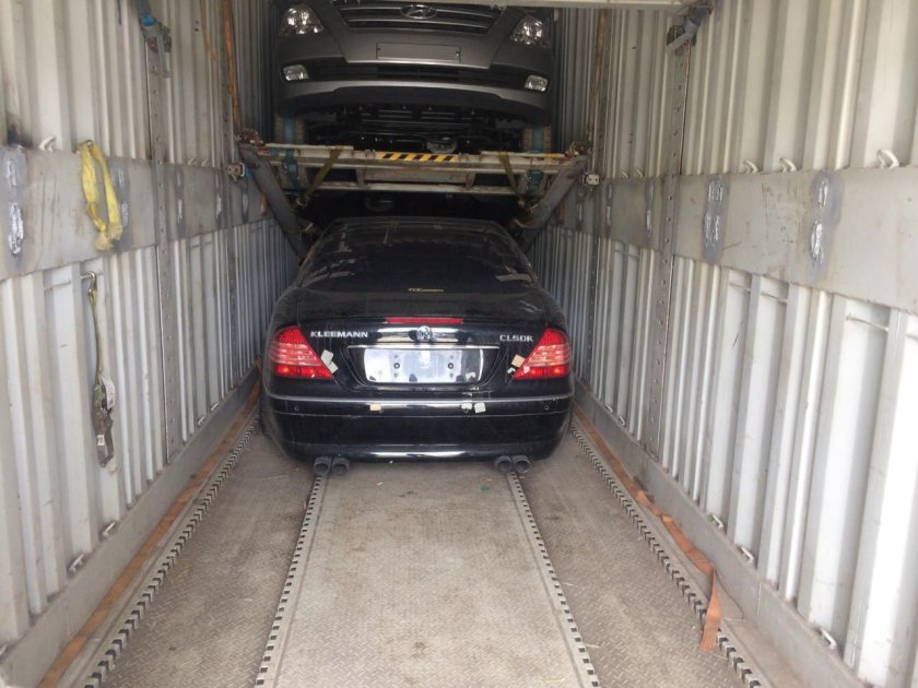 Автомобиль в контейнере