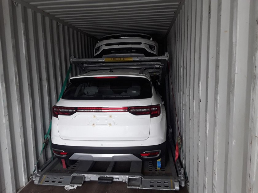 Автомобиль в контейнере