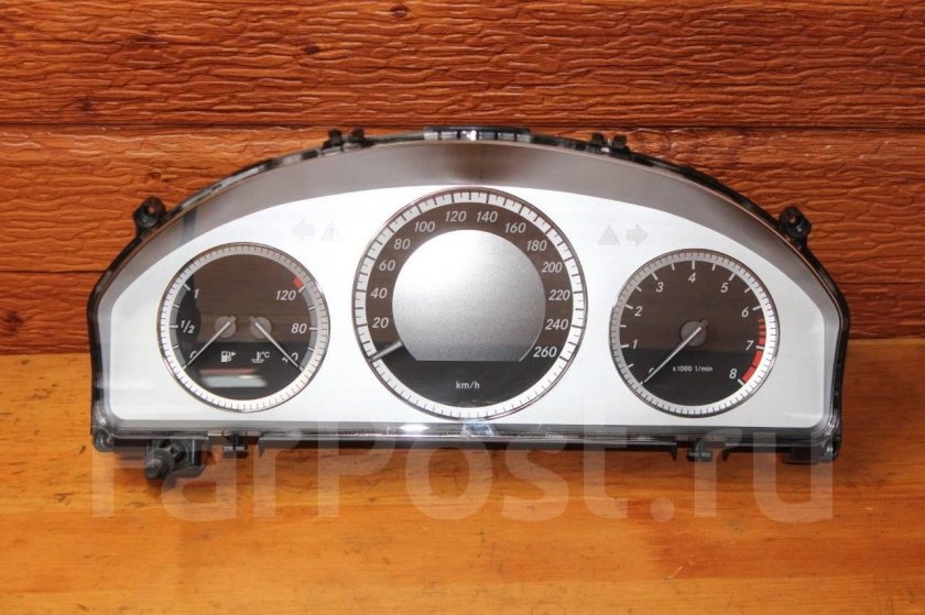 Mercedes w204 приборная панель