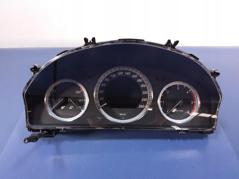 Mercedes w204 приборная панель