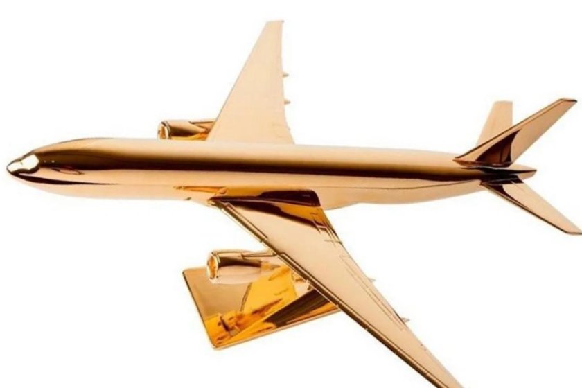 Самолет из золота