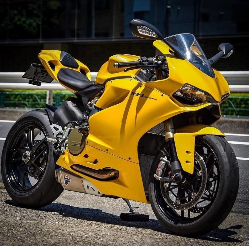 Мотоцикл Дукати желтый