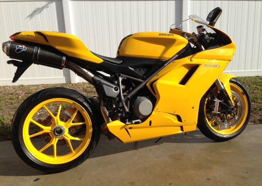 Мотоцикл Дукати желтый