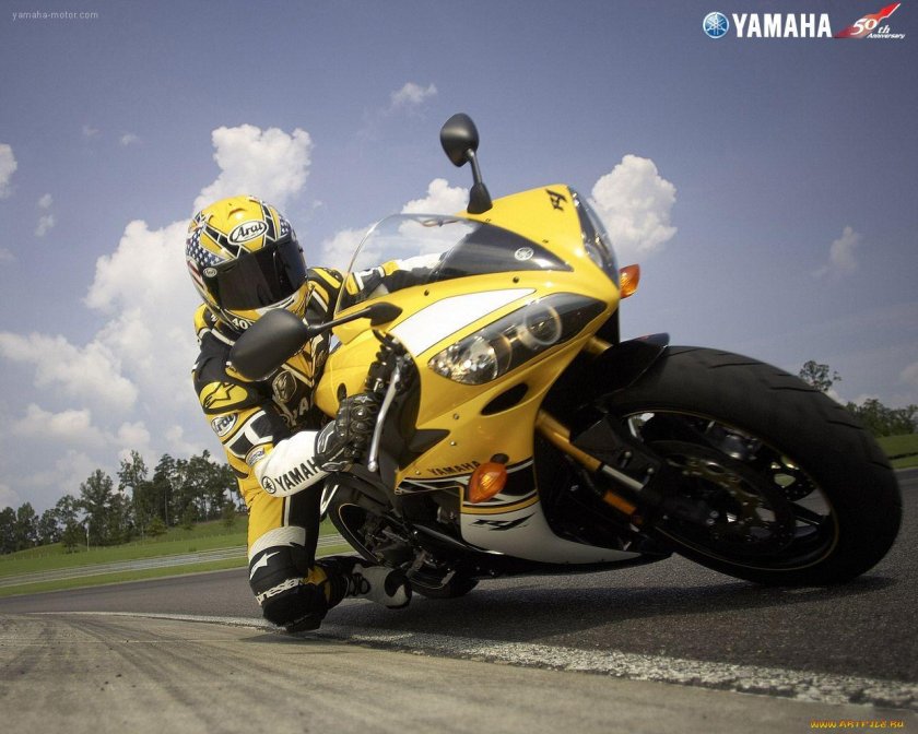 Yamaha мотоцикл желтый
