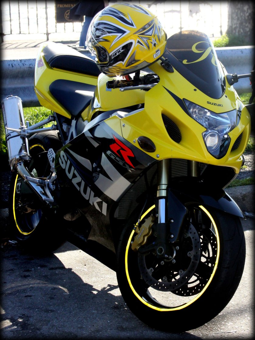 Сузуки желтая