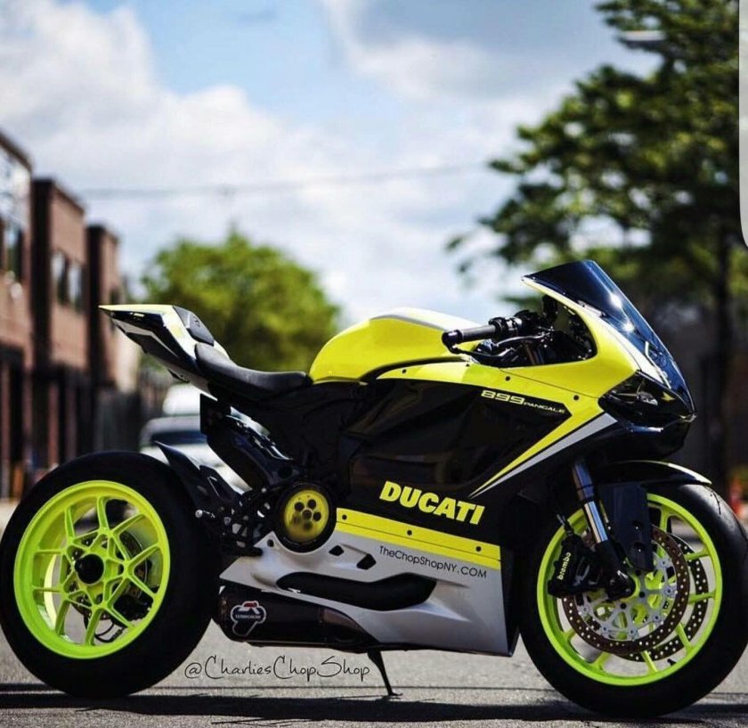 Мотоцикл Дукати желтый