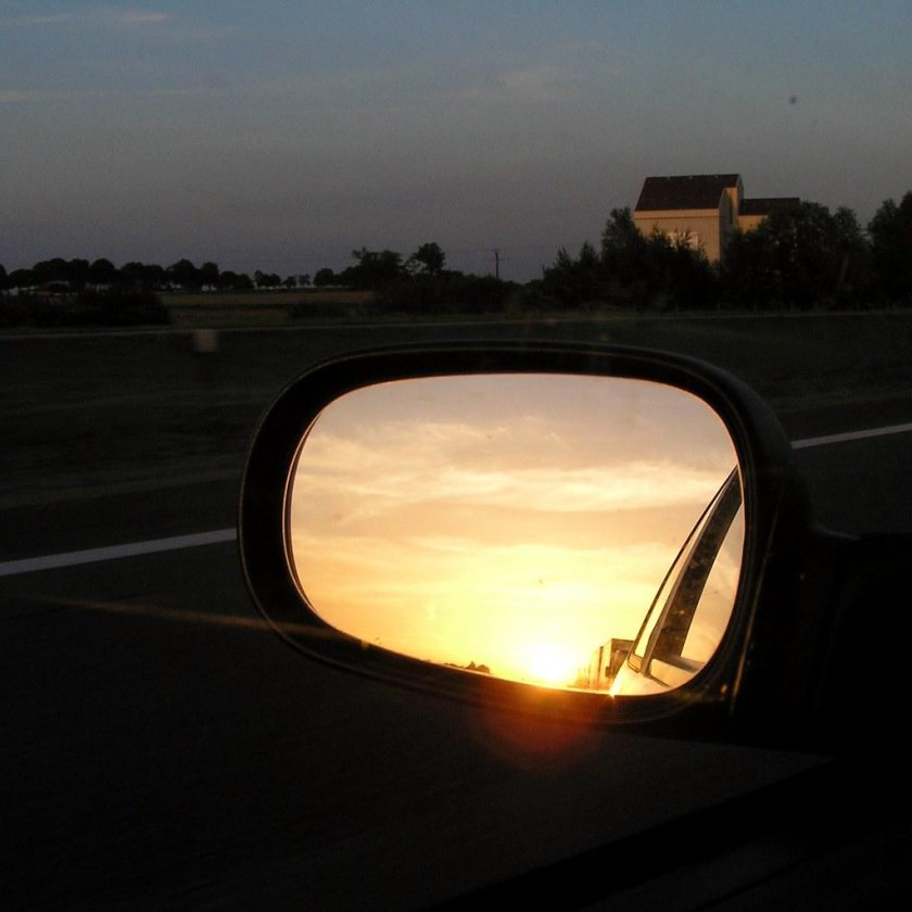 Зеркало автомобиля