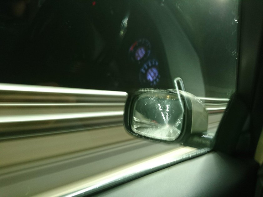 Отражение в боковом зеркале авто