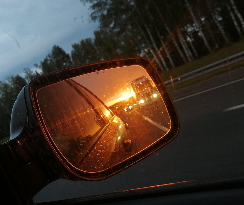 Зеркало автомобиля