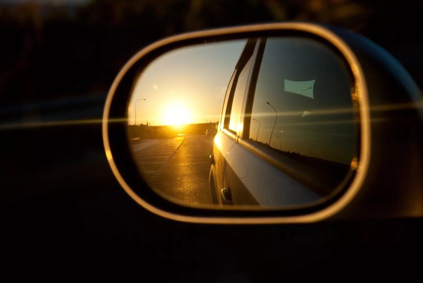 Солнце в зеркале машины