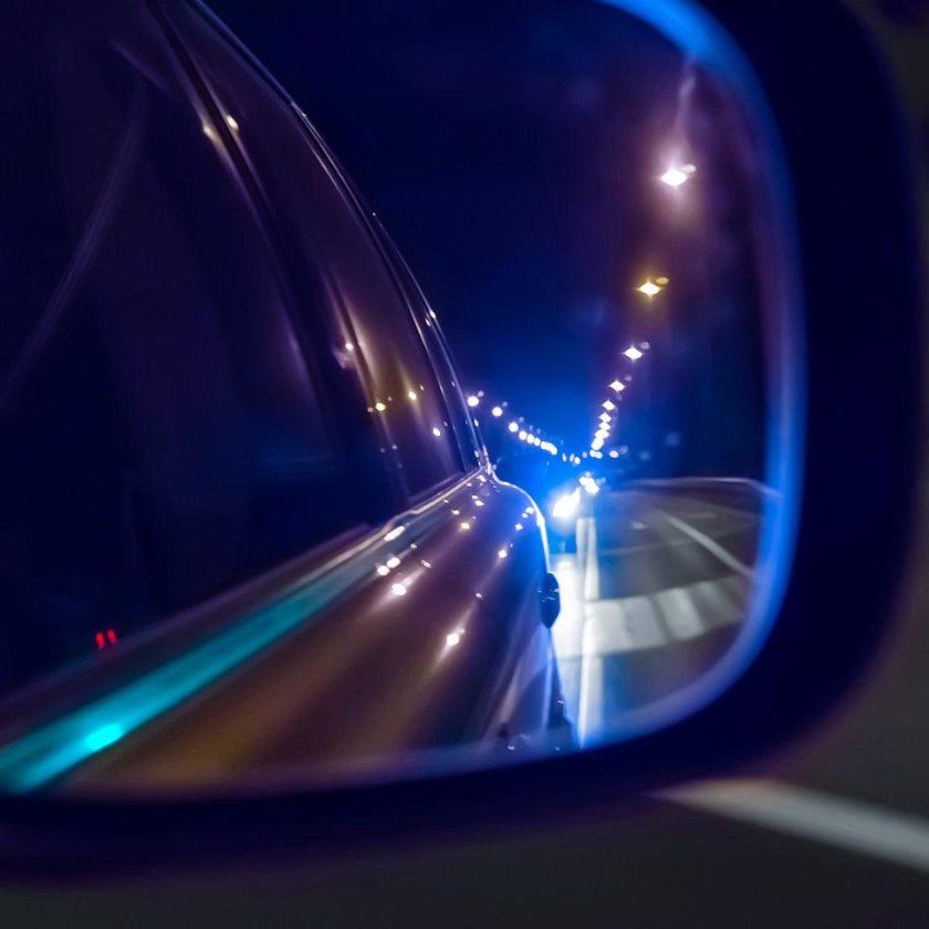 Зеркало заднего вида ночью