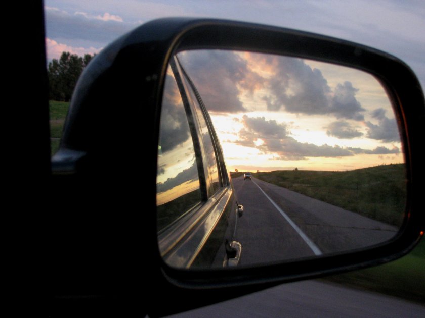 Отражение в зеркале машины