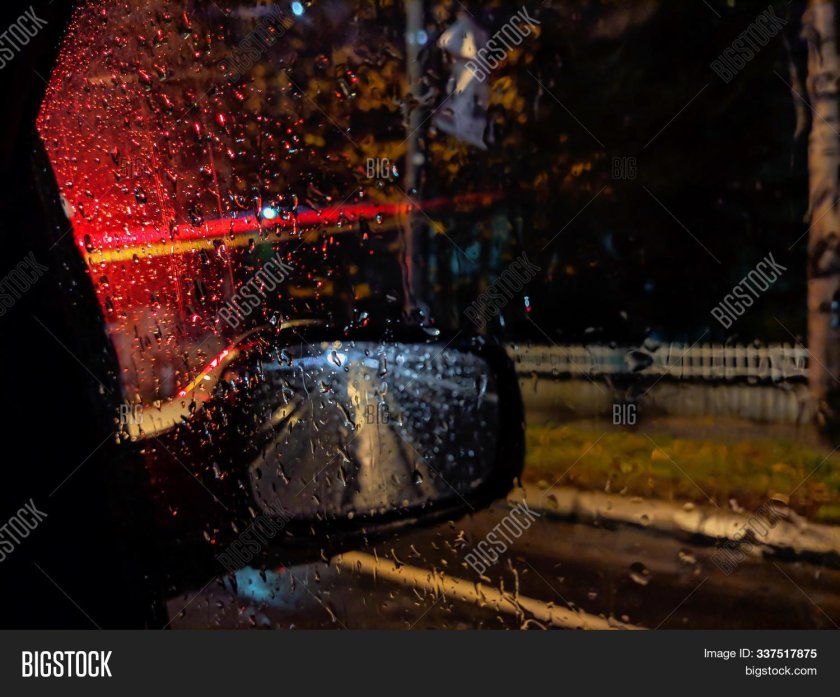 Дождь на зеркале машины