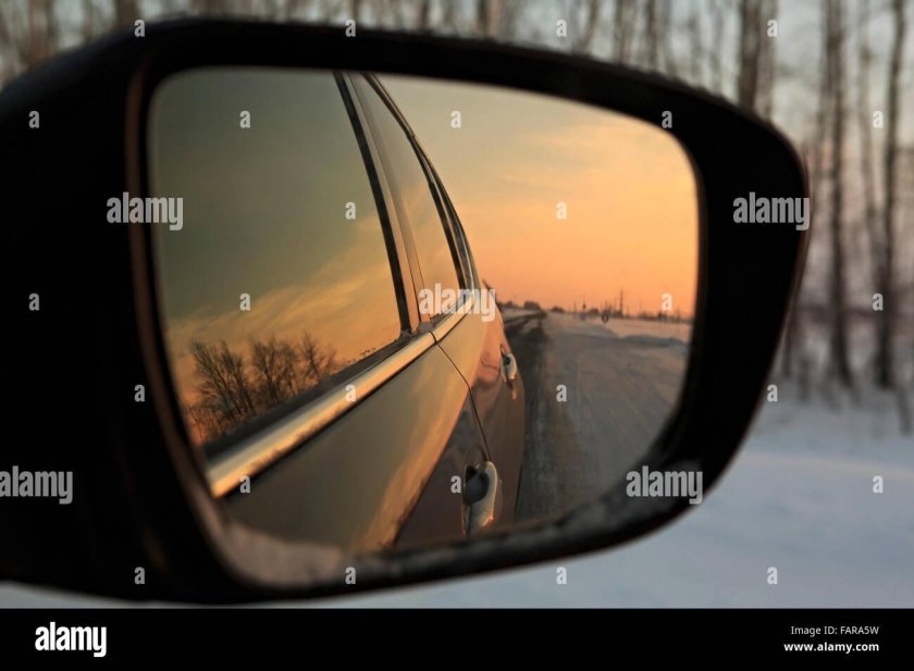 Вид в боковое зеркало машины зима