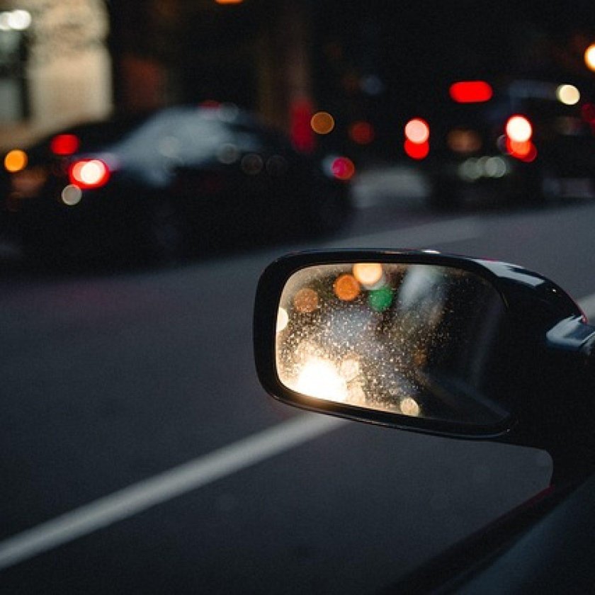 Отражение дороги в боковом зеркале