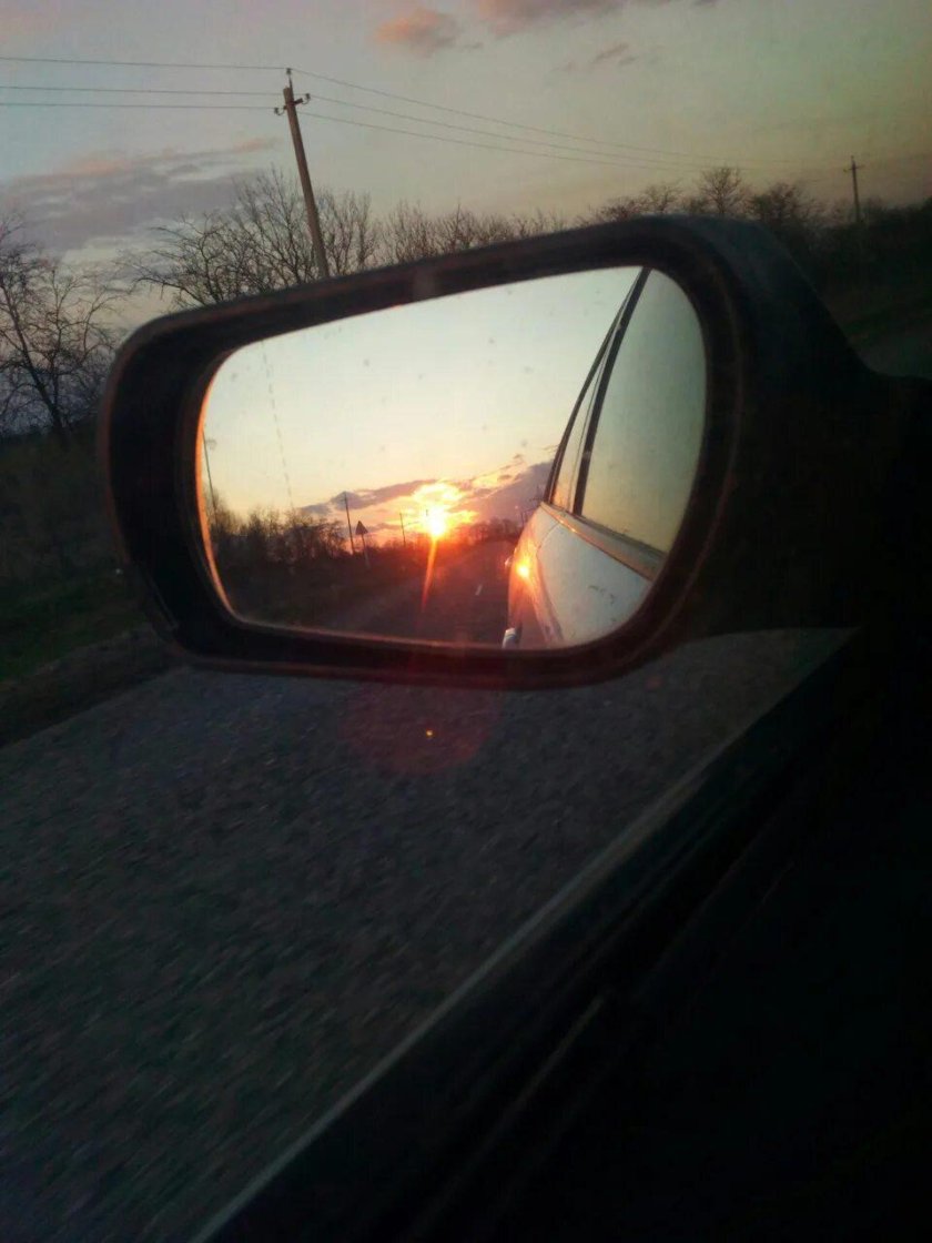 Закат в зеркале машины