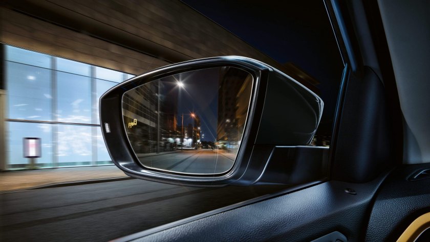 Зеркало автомобиля