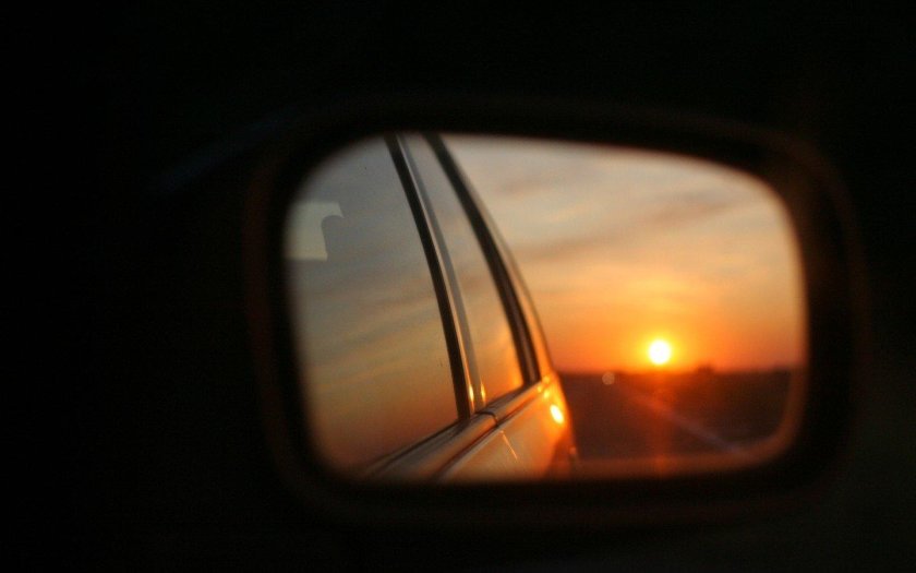 Закат в зеркале автомобиля
