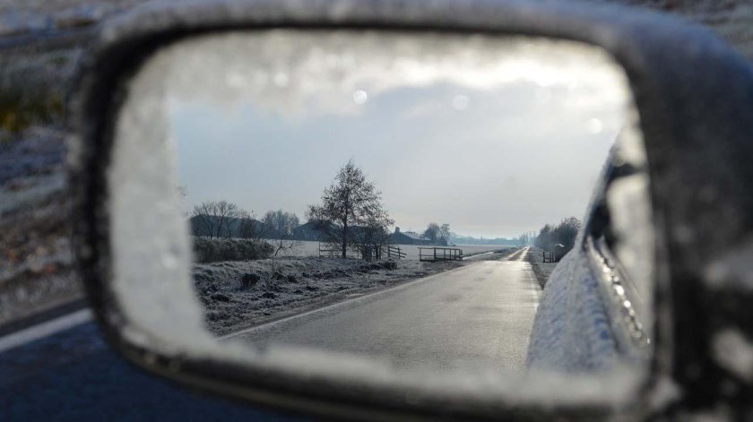 Авто в зеркале зимой