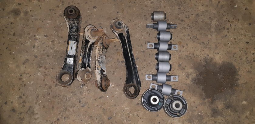 Комплект сайлентблоков задней подвески Митсубиси Каризма