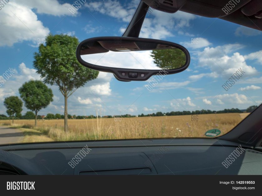 Стекло заднего вида в машине