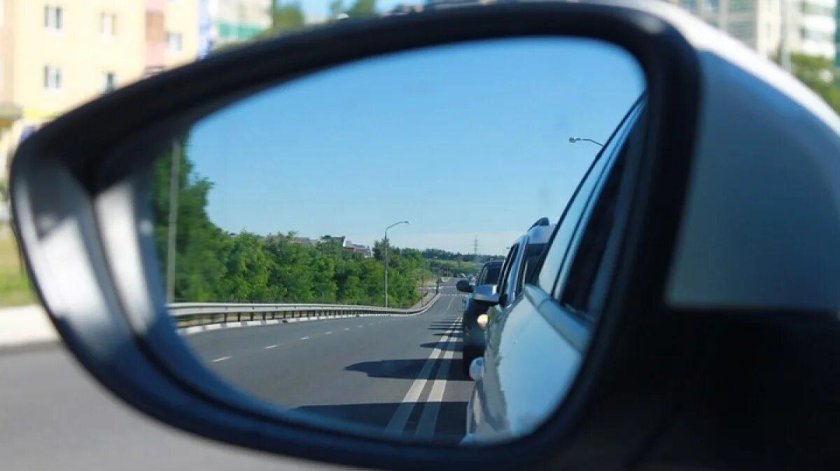 Фото в зеркале машины