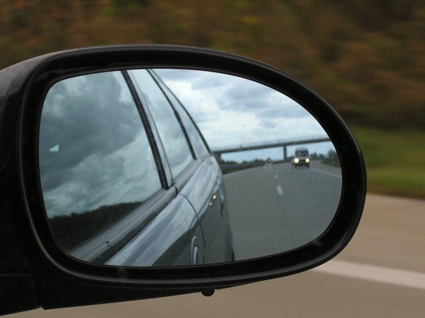 Зеркало автомобиля