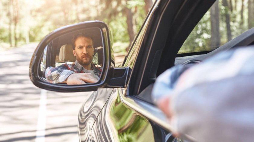 Человек в зеркале машины