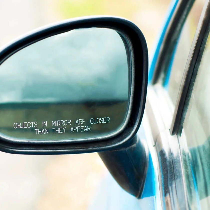 Надпись на зеркале заднего вида