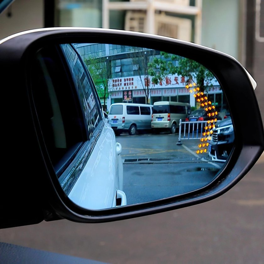 Зеркало автомобиля