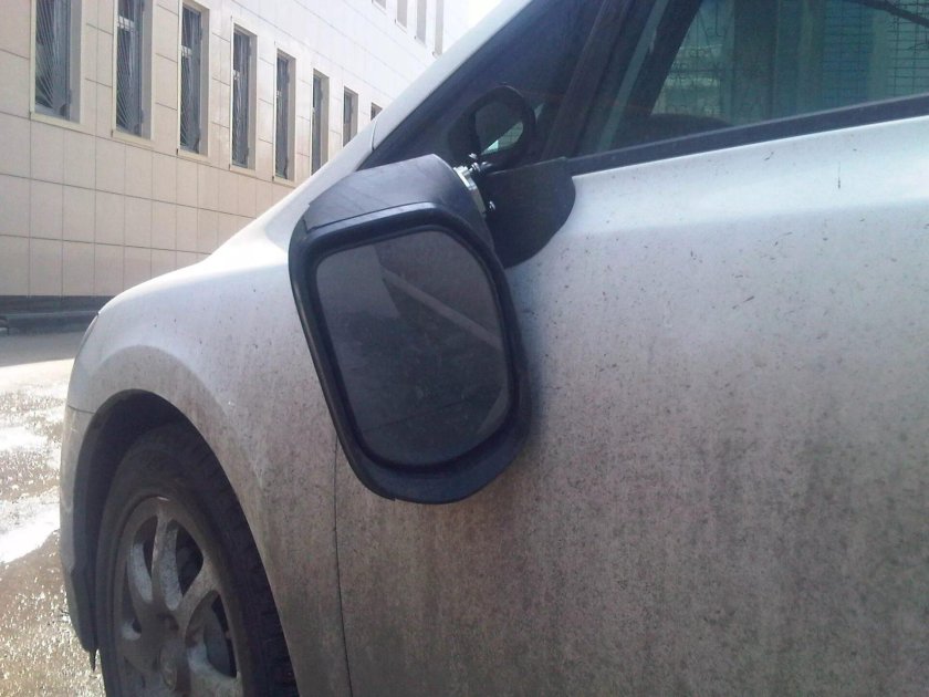 Сломанное боковое зеркало