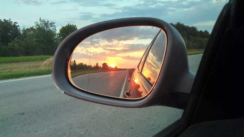 Зеркало на дороге