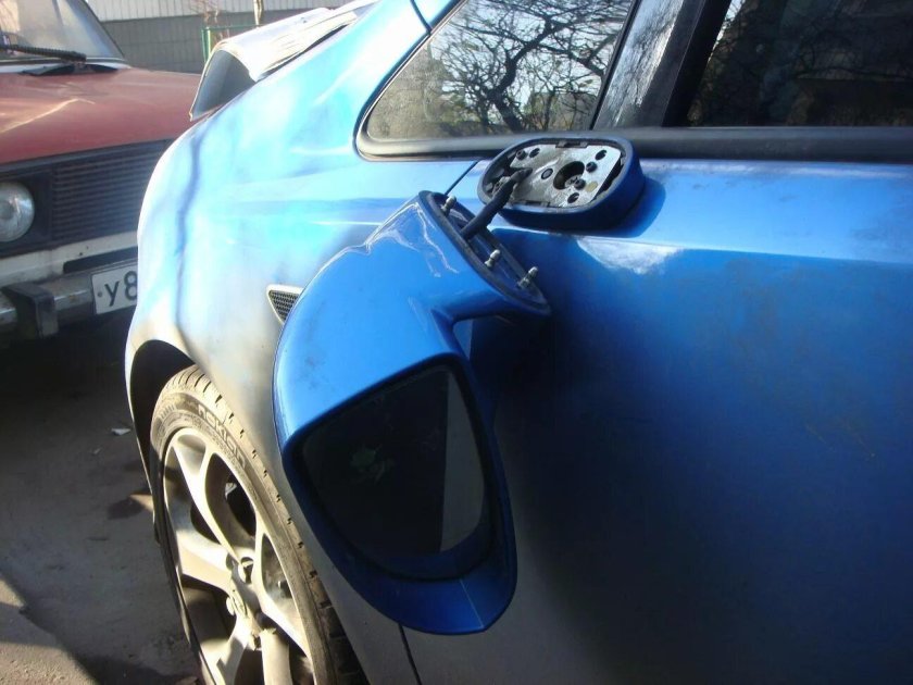 Отломанное зеркало у машины