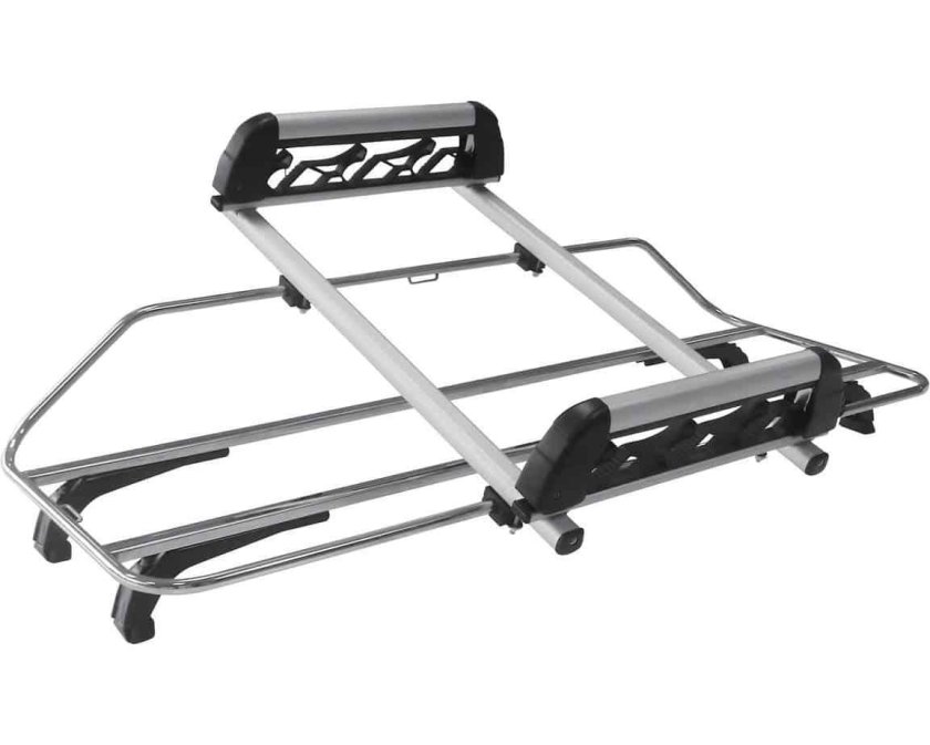 Лыжи в багажнике боксе на крыше