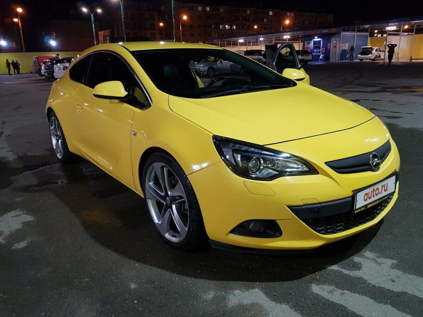 Opel Astra GTC 2012 желтый