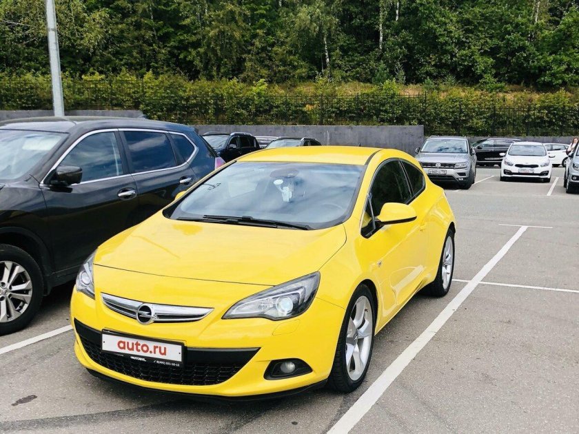 Опель Астра желтая