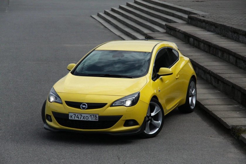 Opel Astra GTC 2012 желтый