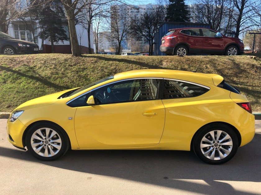 Opel Astra GTC желтая