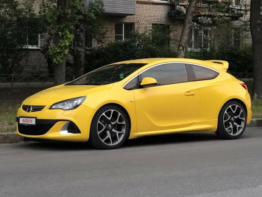 Opel Astra GTC 2012 желтый