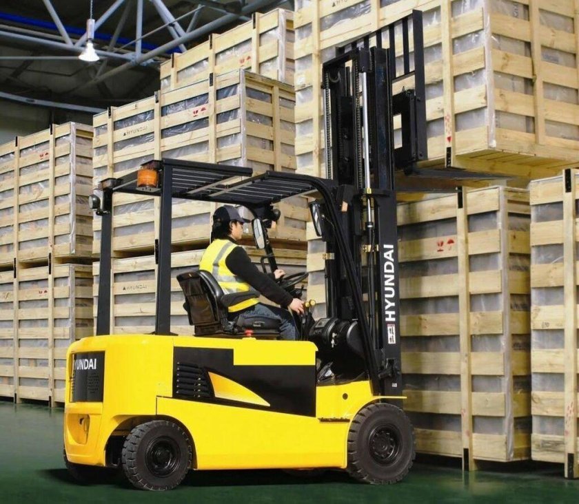 Погрузчик на складе