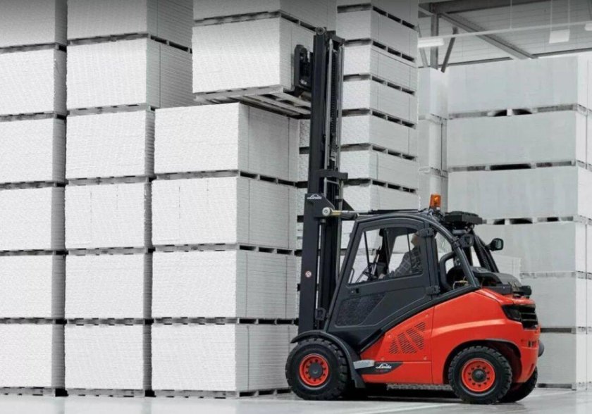 Погрузчик на складе